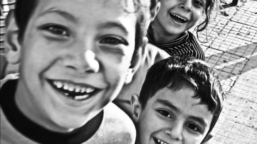 Children giggling – Photo – Omar Hikmat Khouli - 249955_186688474713081_3917689_n-720x492-874x492