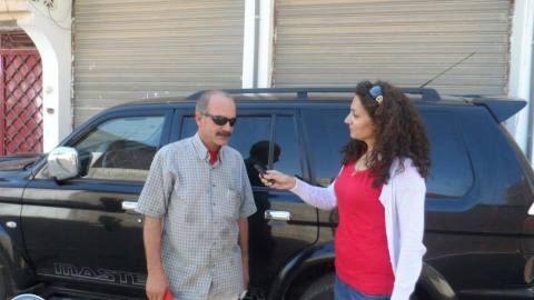 الصحفية هيفي قجو أثناء إعداد تحقيق عن السيارات غير المنمرة. المصدر: صفحة آرتا على الفيسبوك