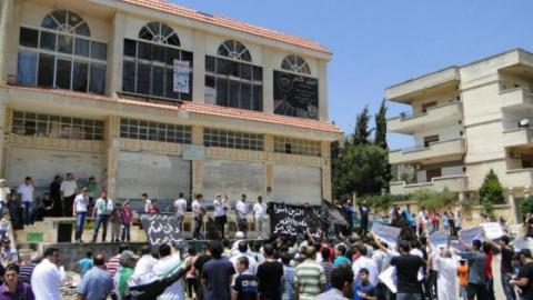 مظاهرة في حي الوعر في حمص بتاريخ 26/7/2013. المصدر: صفحة الشباب السوري الثائر على الفيسبوك