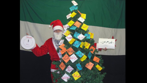 أحرار مدينة القدموس يشاركون بحملة ميلاد الحرية، حيث تظهر شجرة الميلاد وعليها أسماء المدن السورية. المصدر: صفحة الحملة على الفيسبوك