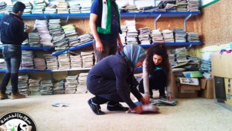 صورة لمجموعة من شباب الرقة يقومون بجمع الكتب الدراسية ضمن حملة لن اترك مدرستي .... المصدر صفحة شباب الرقة الحرَ