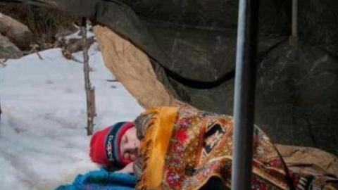 صورة لطفل سوري لاجئ ينام في خيمة و تحيط به الثلوج .... المصدر غير معروف