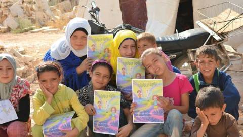صور تظهر أطفال سوريين يحملون مجلة زيتون وزيتونة، المصدر: صفحة الفيسبوك
