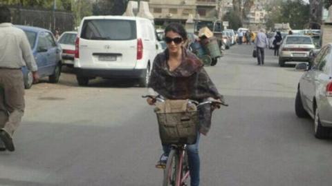 A young woman rides her bicycle in Damascus. Source: She Wants Her Bike´s facebook page