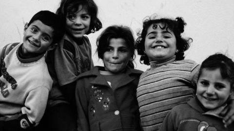 صورة لأطفال سوريين من أحدة المناطق الخارجة من سيطرة النظام، المصدر الموقع الرسمي للمجموعة على صفحة الفيسبوك