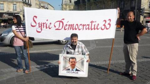 Syrian artist Monif Ajaj, right, demonstrates in Paris. Source: Ajaj´s facebook page.