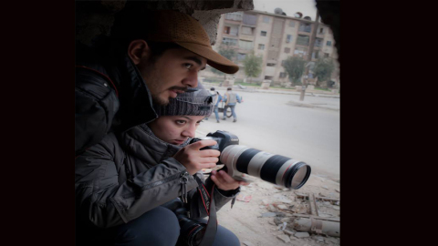 حميد وزوجته نور كلزي أثناء التصوير في حلب. المصدر: الصفحة الرسمية للمصوّر على الفيسبوك