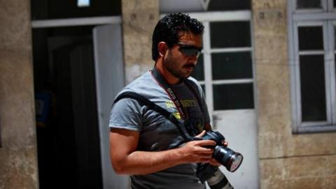 Hamid Khatib holds Nour Kelze´s camera. Source: Khatib´s facebook page.
