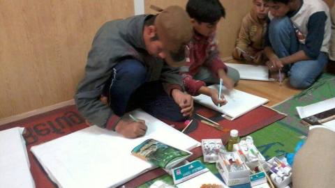 أطفال يرسمون في الزعتري. المصدر: الصفحة الرسمية للفعالية