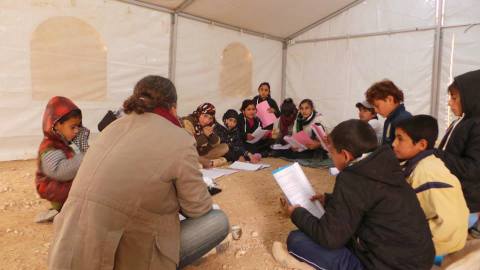 صورة تظهر الأطفال السوريين وهم يحفظون نص المسرحية في خيمة شكسبير في الزعتري، المصدر الموقع الرسمي للحملة عالفيسبوك