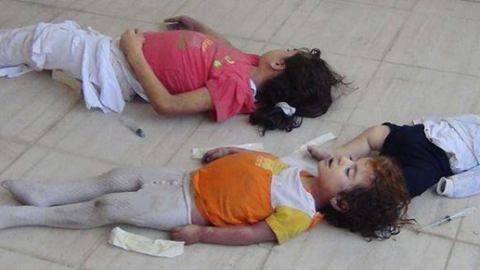 اطفال سوريون بعد مجزرة الكيماوي. تصوير: الشهيد محمد الأشمر من كادر عدسة شاب دمشقي. المصدر: صفحة عدسة شاب دمشقي على الفيسبوك