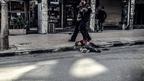 فتاة نائمة على رصيف في حي البحصة وسط دمشق بتاريخ 10/11/2013. المصدر: عدسة شاب دمشقي