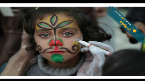 صورة لطفلة من اطفال باص الكرامة يتم الرسم على وجهها اثناء إحتفالية الذكرى السنوية للثورة .... المصدر صفحة باص الكرامة على الفيس بوك