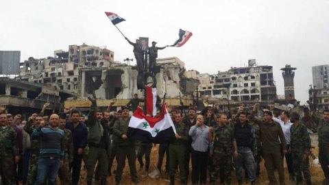 صورة لمقاتلين من الجيش السوري النظامي بعد انسحاب المعارضة من حمص القديمة