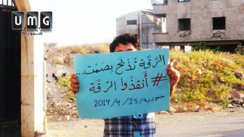 صورة لفتى من مدينة حمورية بمدينة ريف دمشق ضمن فعالية الرقة تدبح بصمت ... المصدر صفحة الفعالية على الفيس بوك