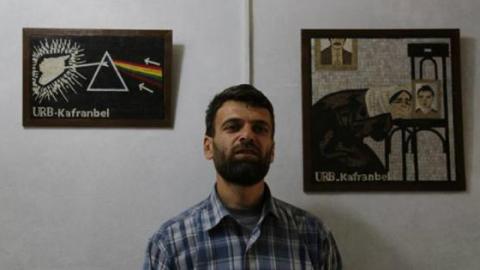 Artist Mouaz Kalido during the opening of the mosaic exhibition in Kafranbel. Source: Panorama's facebook page.