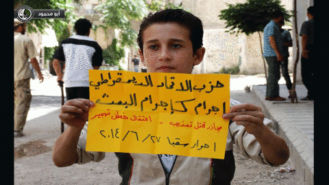 لافتة يرفعها طفل في مدينة سقبا بريف دمشق ضد حزب الاتحاد الديمقراطي. المصدر: صفحة الثورة السورية ضد بشار الأسد على الفيسبوك