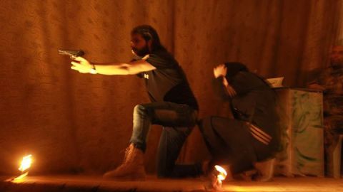 صورة لمشهد من مسرحية دكاكين لفرقة طريق الخبز ... المصدر صفحة فرقة طريق الخبز على الفيس بوك