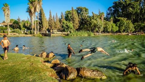 أطفال يسبحون في بحيرة مزيرب في درعا بعيدا عن أجواء الحرب. المصدر: الصفحة الرسمية لـ عدسة ابن البلد على الفيسبوك