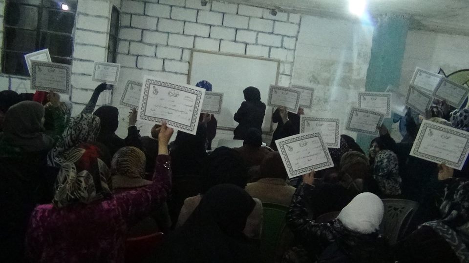 نساء يرفعن شهادتهن بعد تخرجهن من أحد الدورات التي ينظمها المركز. المصدر: الصفحة الرسمية لمركز مزايا على الفيسبوك