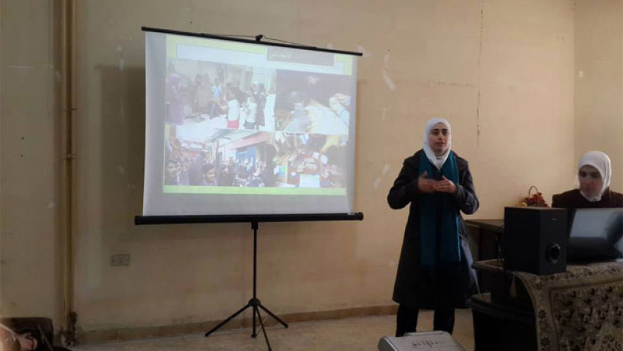 مديرة شبكة حراس في الغوطة الشرقية خلال مشاركتها في مؤتمر المرأة. المصدر: شبكة حراس
