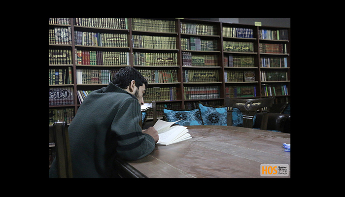 مواطن من داريا يقرأ في المكتبة. المصدر: صفحة الإنسان في سوريا على الفيسبوك