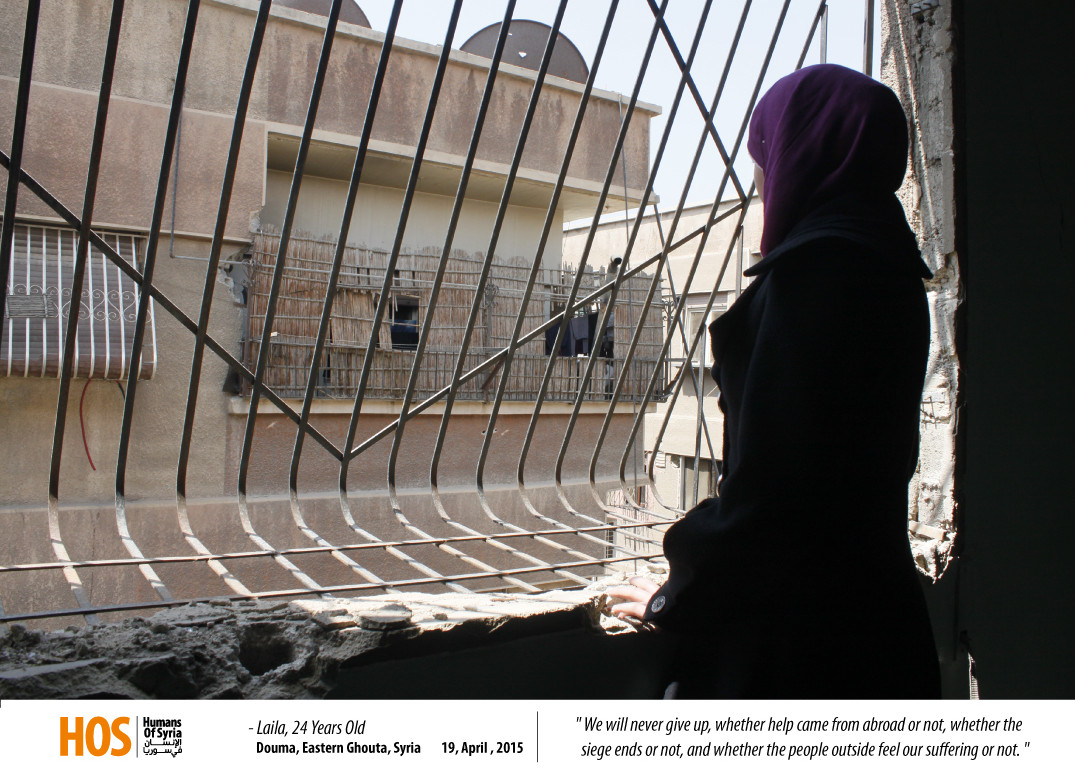 ليلى تنظر من أحد نوافذ الغوطة الشرقية. المصدر: الإنسان في سوريا