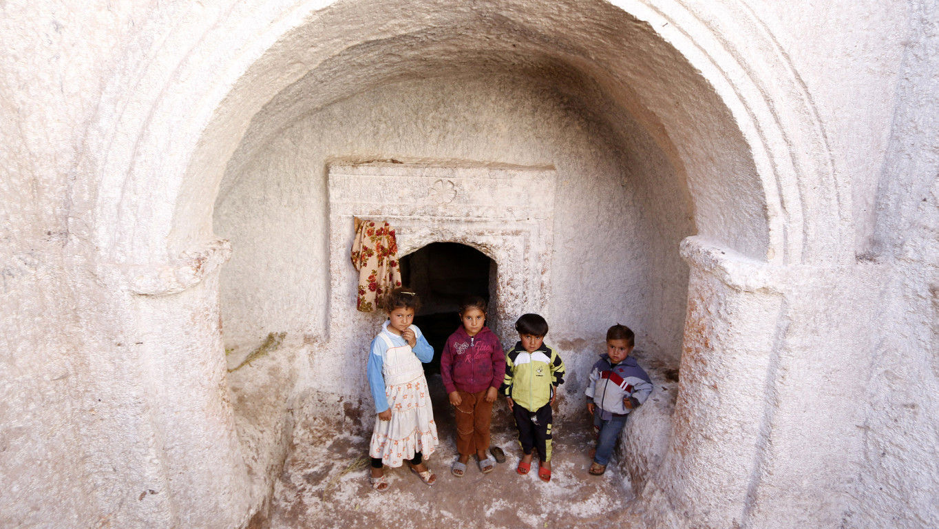 أطفال يعيشون في المدن الأثرية مع جدتهم خوفا من القصف. المصدر: الإنسان في سوريا