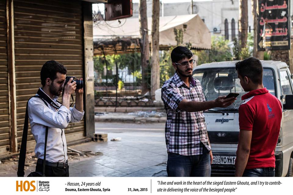 حسان يحاور أحد المواطنين في الغوطة الشرقية. المصدر: الإنسان في سوريا