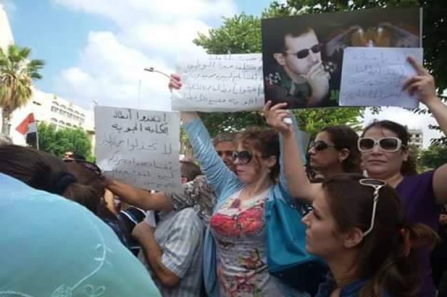 اعتصام أمام مبنى المحافظة في طرطوس، يطالب فيه أهالي الجنود النظام بفك الحصار عن مطار كويرس العسكري.