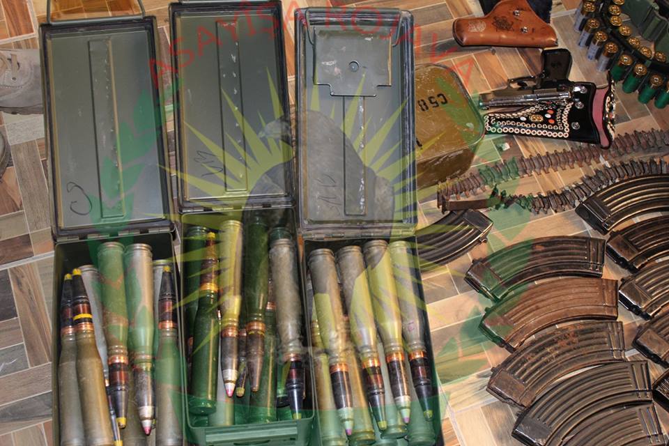 بعض الأسلحة التي قالت قوات "الأسايش" إنها صادرتها من قرية السويدية، المصدر: صفحة عمر كوجري، يس بوك.