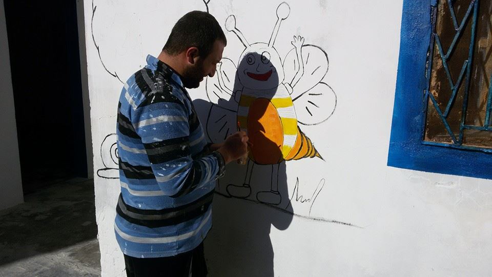 أحد نشطاء التجمع يرسم على الجدران. المصدر: تجمع شباب سراقب