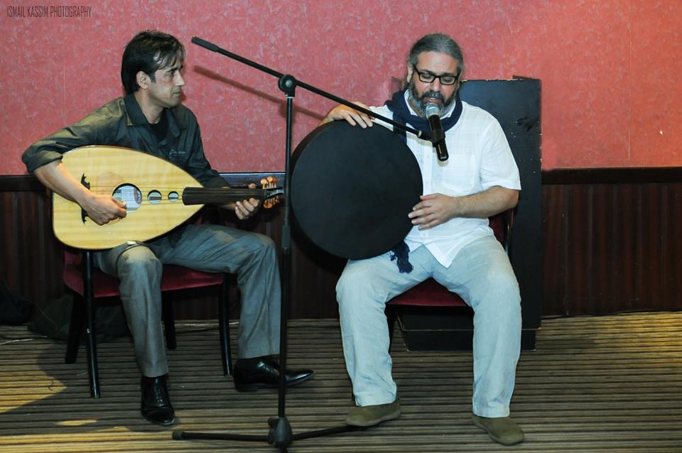 معن الحاصباني (يمين) خلال إحدى حفلاته الغنائية في دبي، المصدر: صفحة المبدع، فيس بوك.