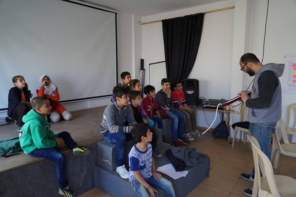 الفنان خالد عمران خلال أحد ورشات الموسيقى مع الأطفال. المصدر: الصفحة الرسمية للمهرجان على الفيسبوك