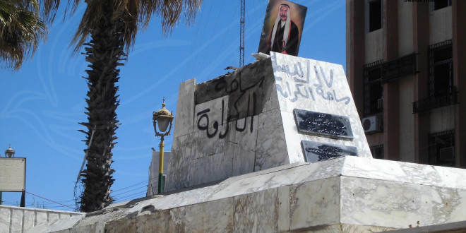 استبدال تمثال حافظ الأسد بصورة سلطان باشا الأطرش في ساحة الكرامة، المصدر: موقع سويداء خبر.