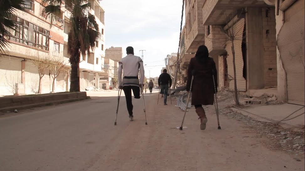هبة وزوجها حاتم وفجر يتجهون نحو مركز المعالجة في الغوطة الشرقية. المصدر: حكاية ما انحكت