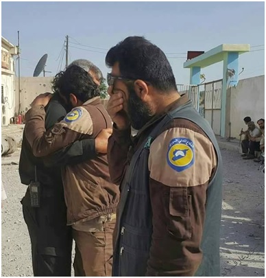 عناصر من الدفاع المدني إثر قصف مقرهم في مدينة الأتارب، المصدر: وكالة شهاب الإعلامية.