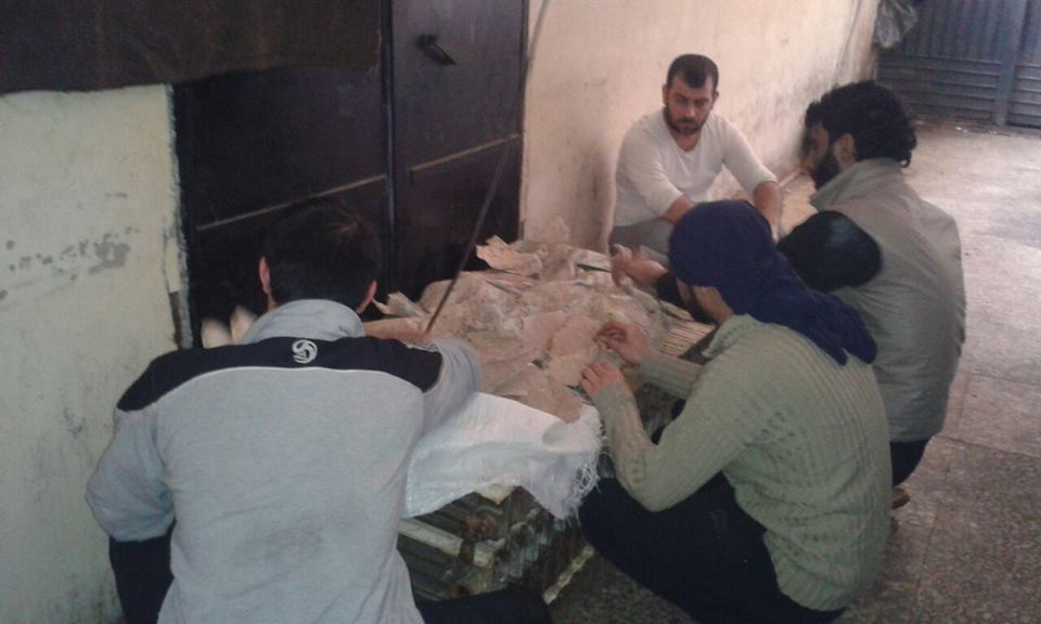 المعتقلون يعالجون الخبز اليابس بعد قطع المواد الغذائية عنهم، المصدر: صفحة "معتقلو سجن حماه المركزي"، فيسبوك.