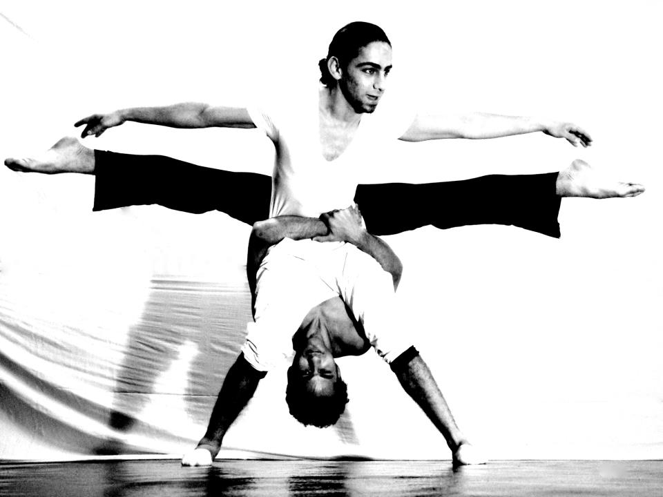 حسن رابح، خلال إحدى تمارينه على الرقص، المصدر: صفحة الفنان، فيسبوك.