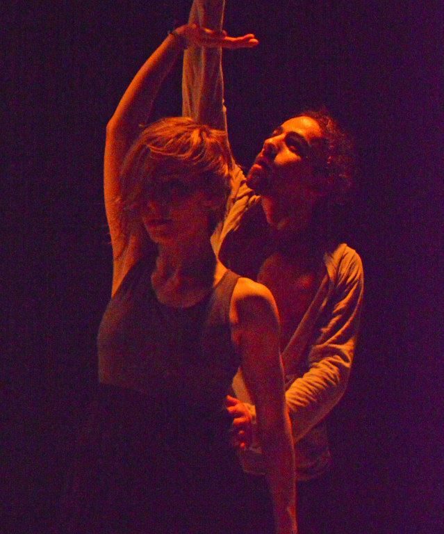حسن رابح مع الراقصة لانا فهمي في فرقة سيما، مسرح بابل، 2013، المصدر: صفحة الفنان، فيسبوك.
