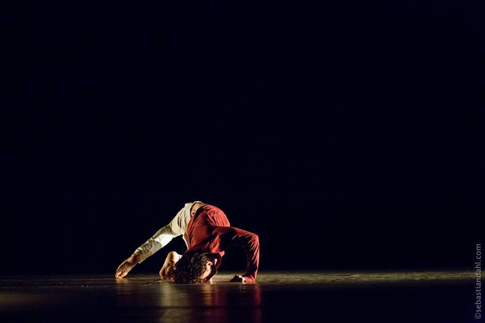 حسن رابح خلال عرض لفرقة سيما في مسرح بابل، بيروت، 2013، المصدر: صفحة الفنان، فيسبوك.