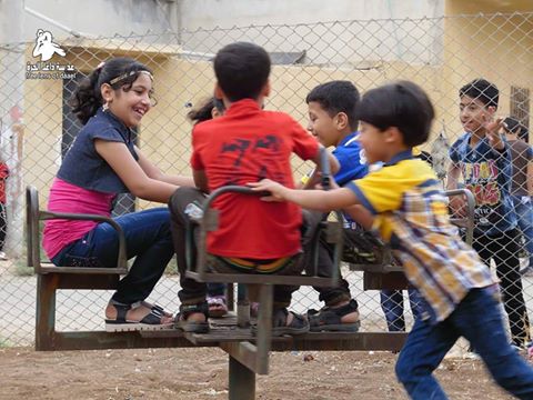 أطفال يحتفلون بالعيد في مدينة "نوى"، محافظة درعا، دنوب سوريا، صورة عامة.