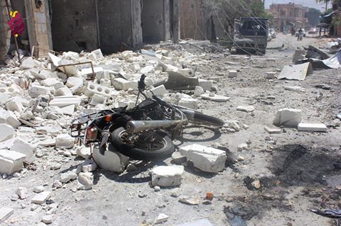 قصف إحدى الشوارع في حلب، 01/08/2016 المصدر: شبكة الثورة السورية.