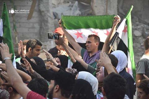 مظاهرة في إحدى أحياء حلب التي تتحكم بها المعارضة، تطالب بفك الحصار عن حلب، 31/07/2016، المصدر: عدسة حلب نيوز، فيسبوك.