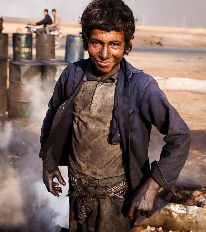  صبي يعمل في مصفاة نفط مرتجلة في الحسكة، سوريا، 2014 (يان رينو/ Wostok Press / من باكس)