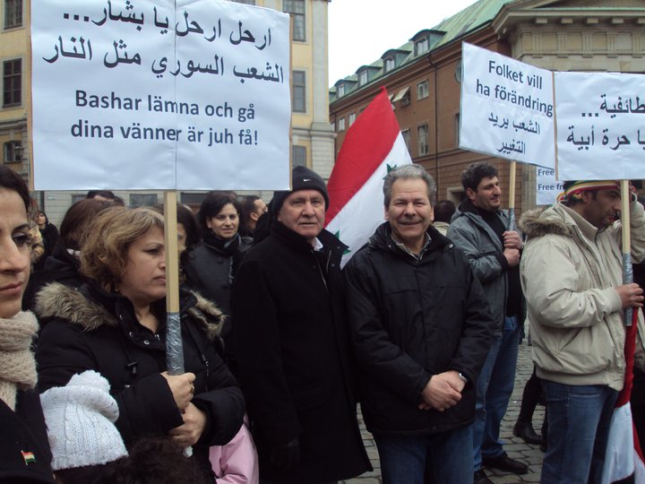 فرج بيرقدار في مظاهرة أمام برلمان ستوكهولم بتاريخ 2 نيسان 2011. المصدر: الصفحة الرسمية للشاعر على الفيسبوك/ نشرت على الفيسبوك بتاريخ 3نيسان 2011