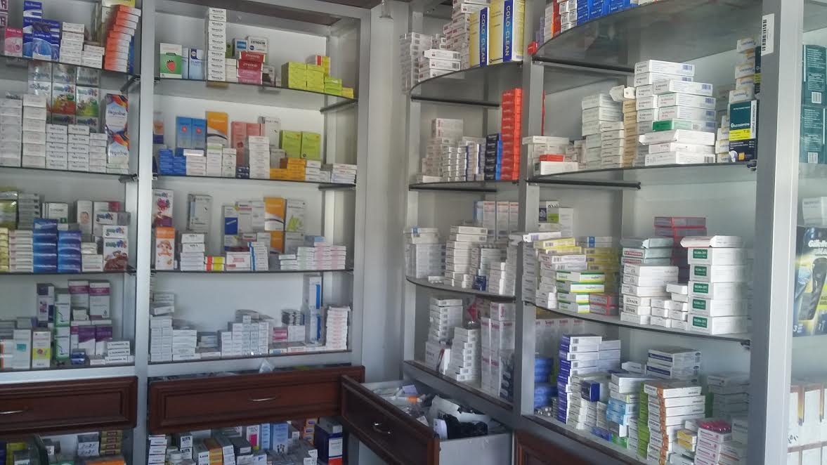 أدوية معروضة في أحد الصيدليات غير المرخصة في ريف إدلب. تصوير: هدى يحيى/ 10/11/2016